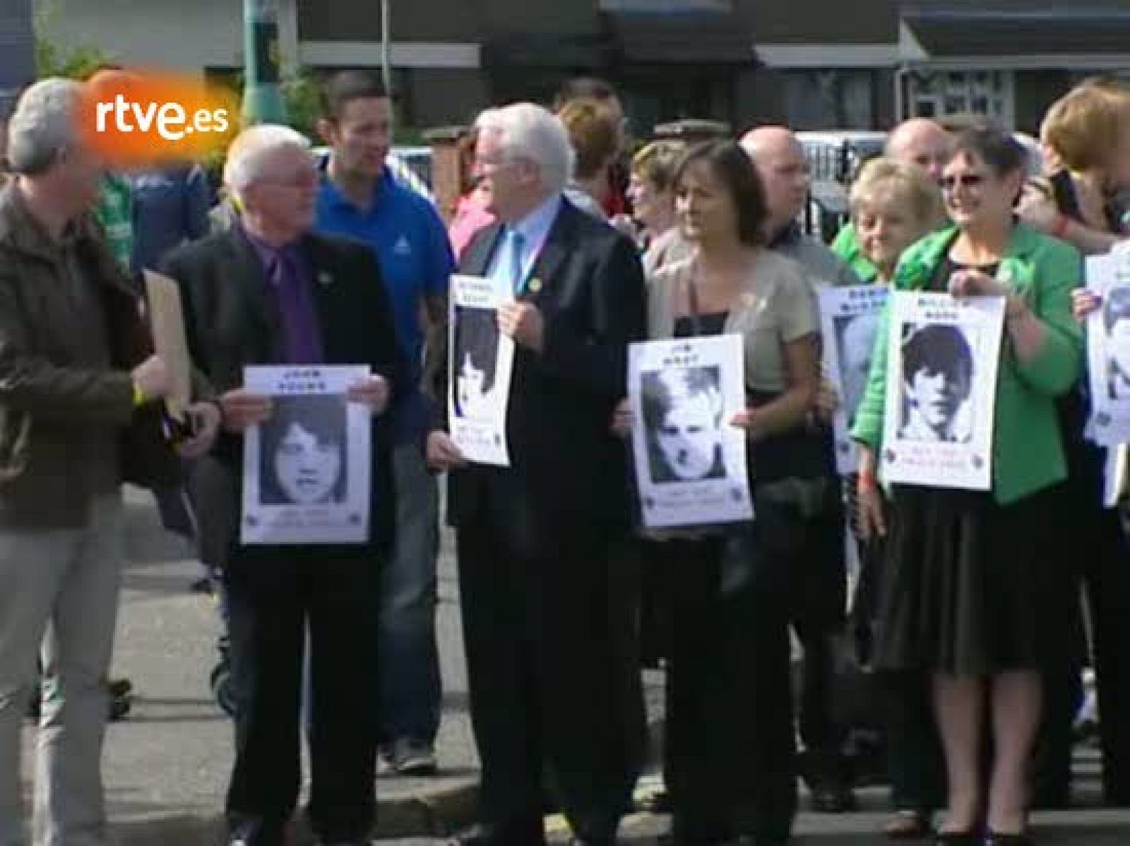 Los familiares de las víctimas del 'Domingo Sangriento' marchan en silencio a conocer el Informe Saville | Ver