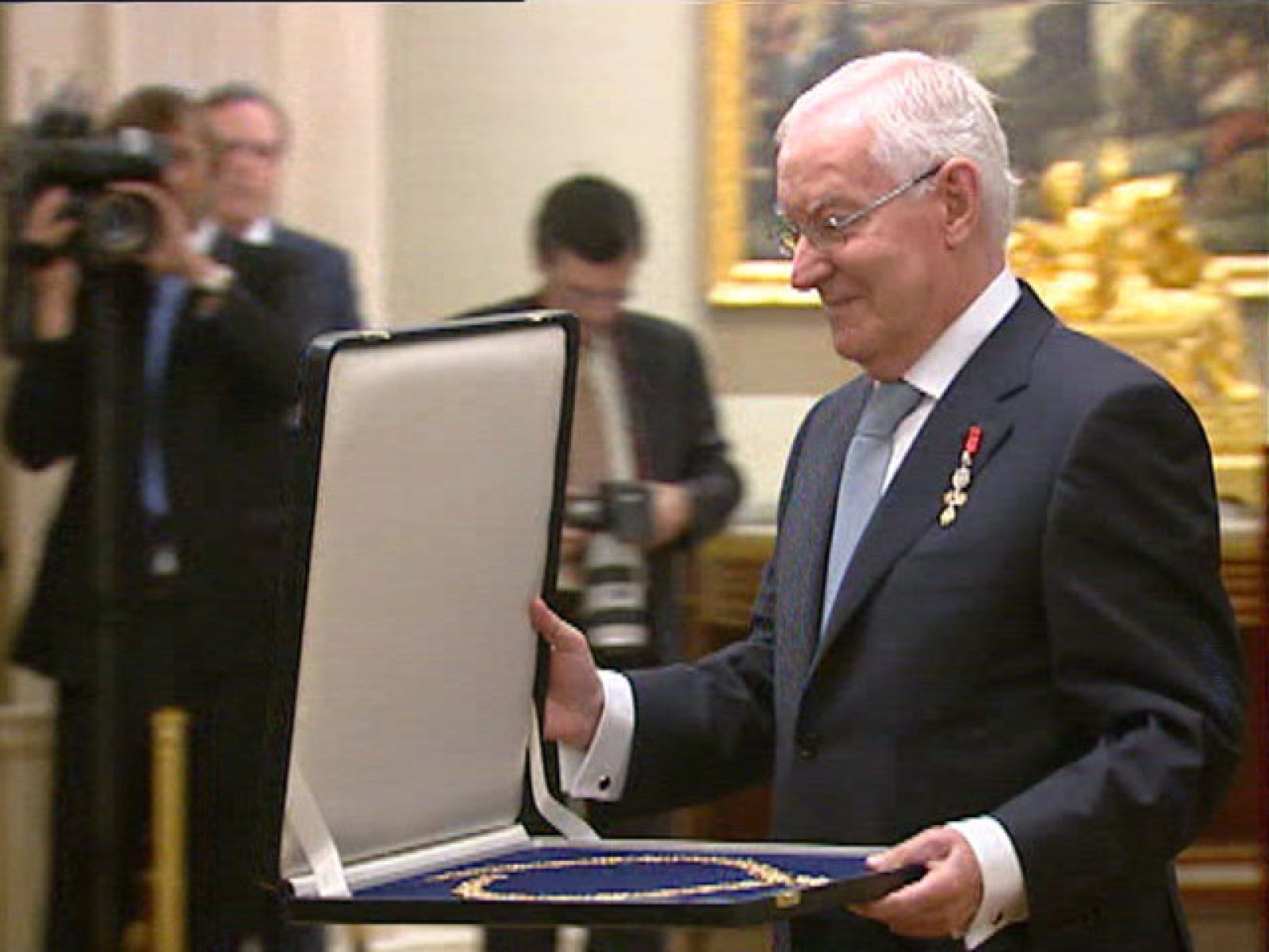 El Rey impone a Javier Solana y al director de la Real Academia Española el collar de la Orden del Toisón de Oro | Ver