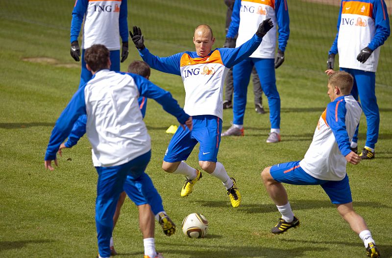 Robben ya entrena con Holanda