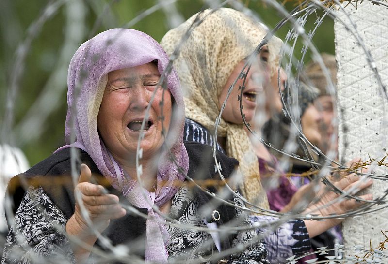 Miles de kirguises imploran ayuda al otro lado de la frontera: "¿Cómo podemos salir de aquí?"