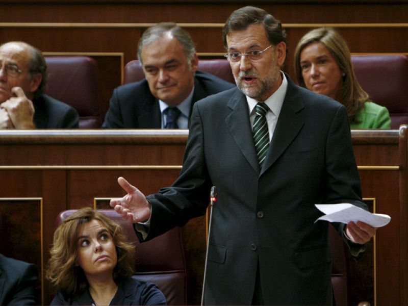 Zapatero critica la "voluntad escasa" de pacto de Rajoy, que le acusa de hacer "pagar sus errores"