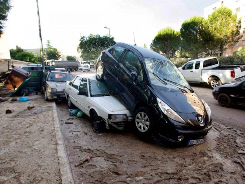 Francia eleva a 25 los muertos por las lluvias y cuestiona su respuesta a los riesgos naturales
