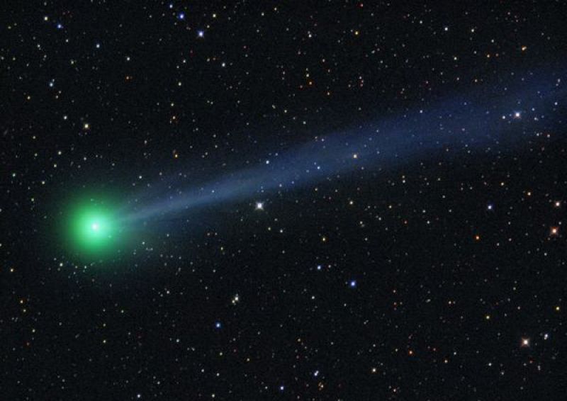 Un brillante cometa verde, visible sin telescopio
