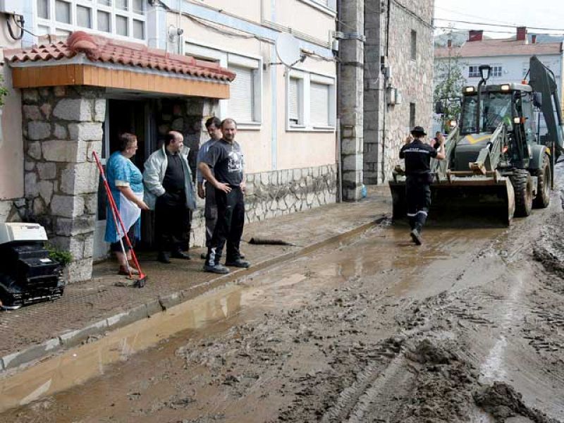 Espinosa anuncia que el Gobierno aprobará ayudas para las inundaciones de Asturias