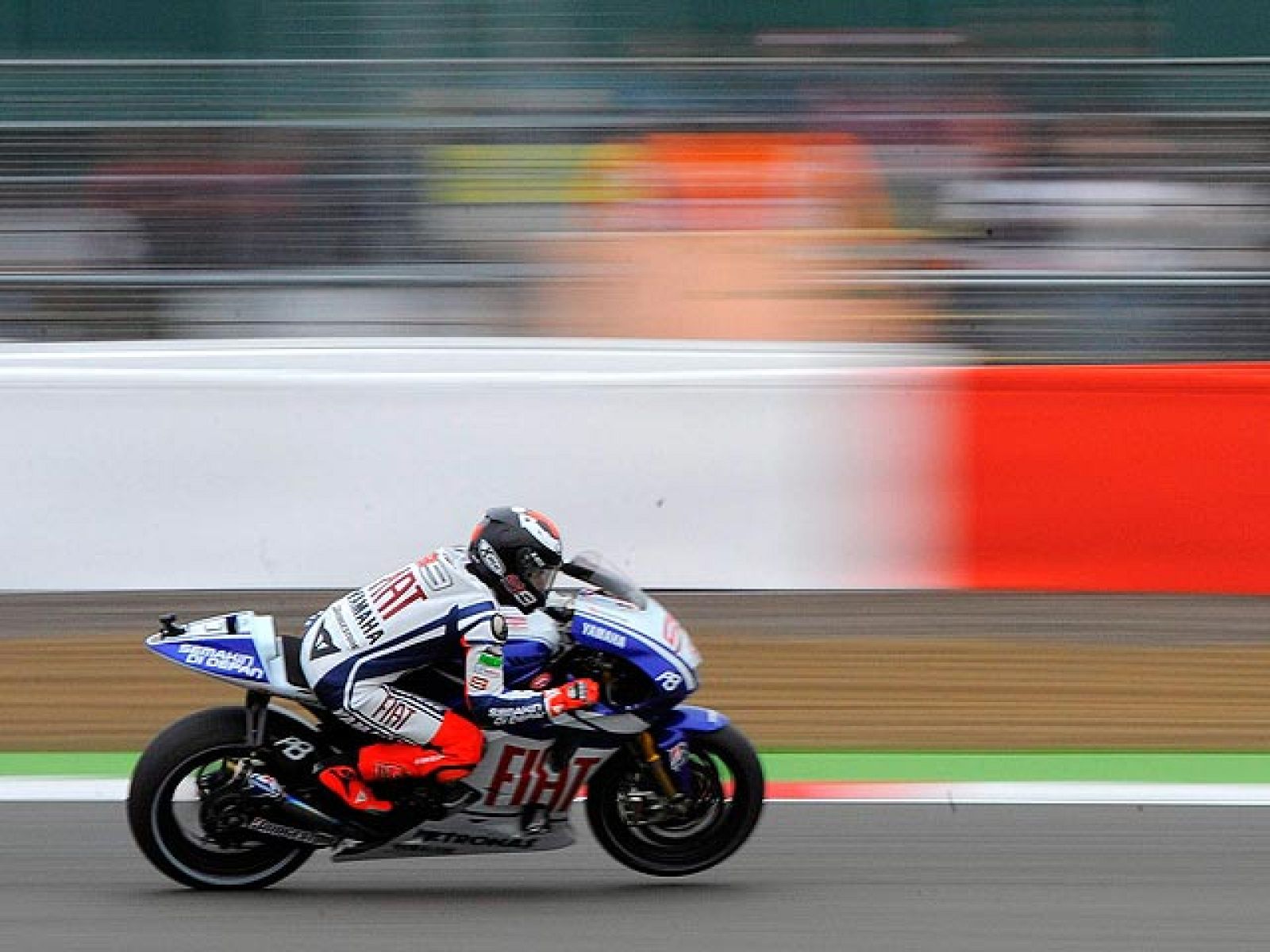 Lorenzo marca el ritmo en Silverstone | Ver