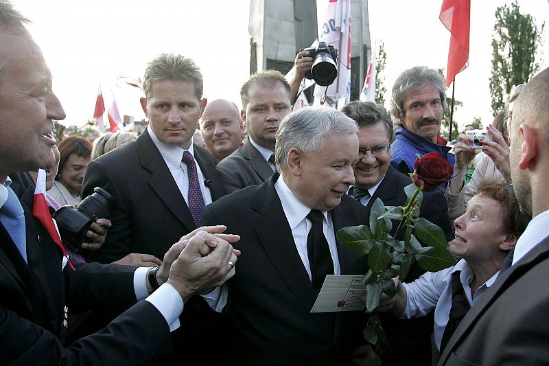 La memoria de Lech Kaczynski no basta a su hermano Jaroslav para ser Presidente de Polonia