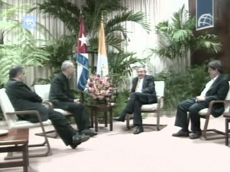 Raúl Castro recibe al canciller del Vaticano para consolidar las relaciones con la Iglesia