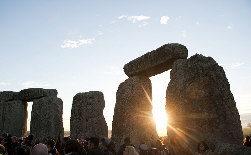 Miles de personas celebran la llegada del verano en Stonehenge
