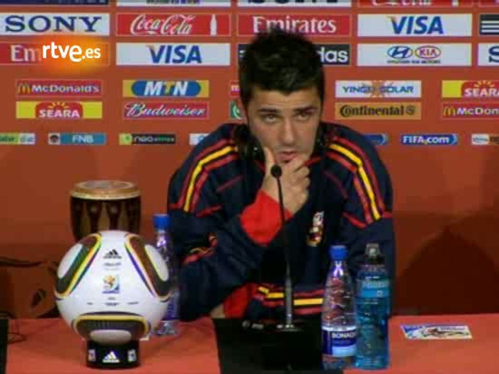 El protagonista del partido, David Villa, compareció en la rueda prensa para reconocer que España debería de haber conseguido más goles. Su fallo en el penalti no fue causado por la presión porque "lleva tirando penaltis toda la vida". Iker Casillas: