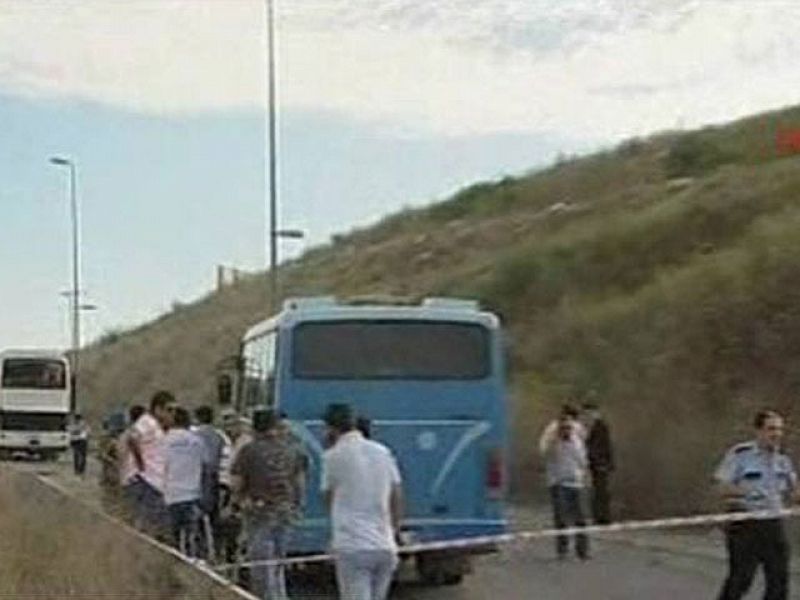 Al menos seis muertos y 14 heridos en un ataque contra autobuses militares en Estambul