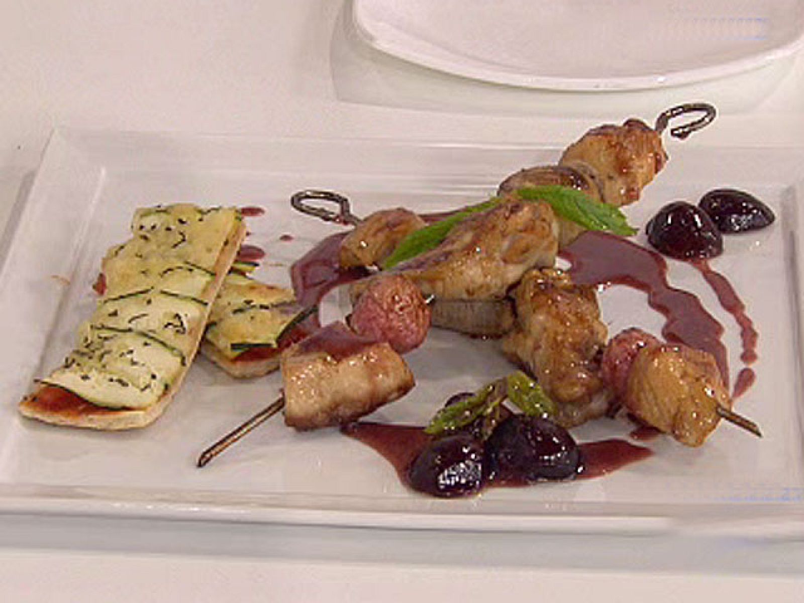 Saber cocinar - Brocheta de pollo en salsa - RTVE Cocina | Ver