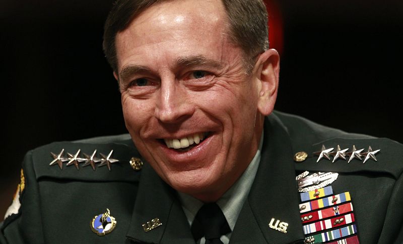 El general David Petraeus, el "héroe" de Irak, al mando de la misión afgana