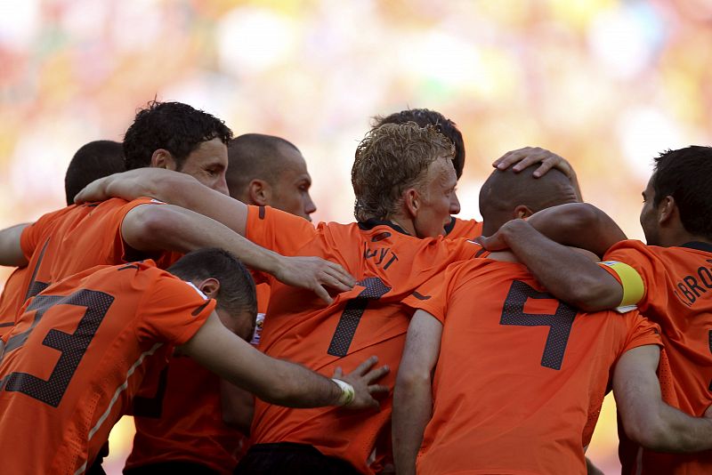 Holanda busca el liderato frente a una Camerún eliminada
