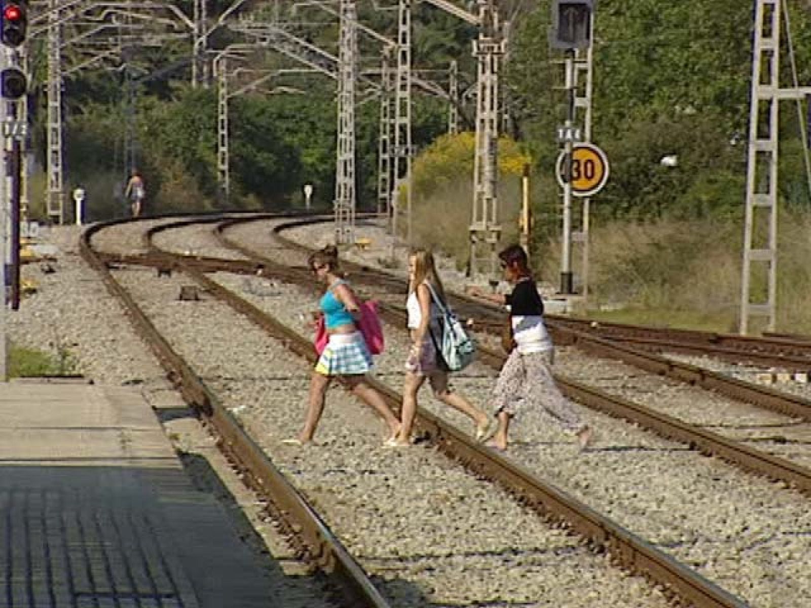Muchas personas cruzan imprudentemente las vías del tren | Ver