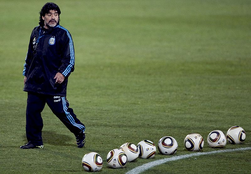 Maradona se 'ríe' de la falta de puntería española