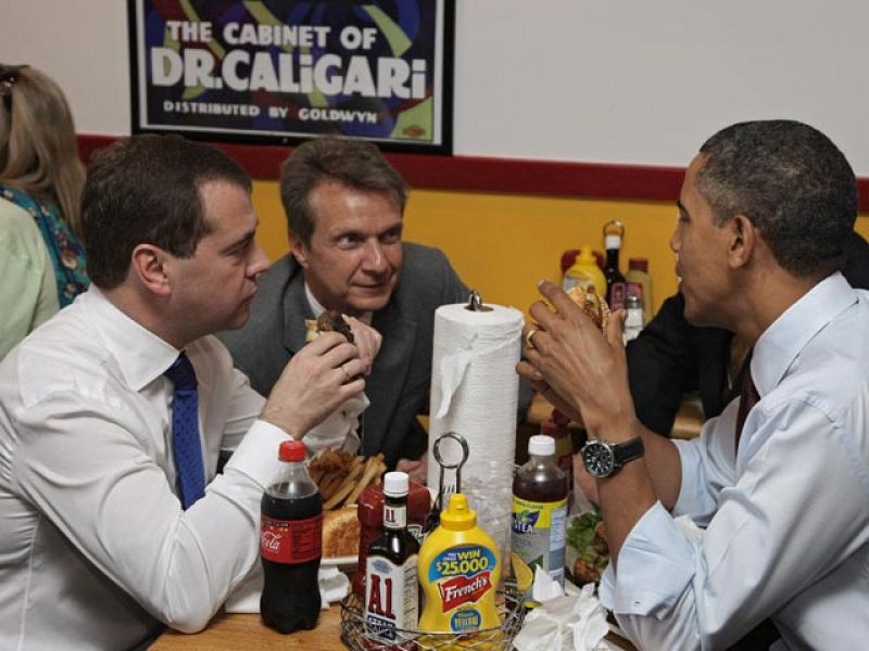 Obama y Medvédev cuelgan el teléfono rojo y abren la era del "Big Mac"
