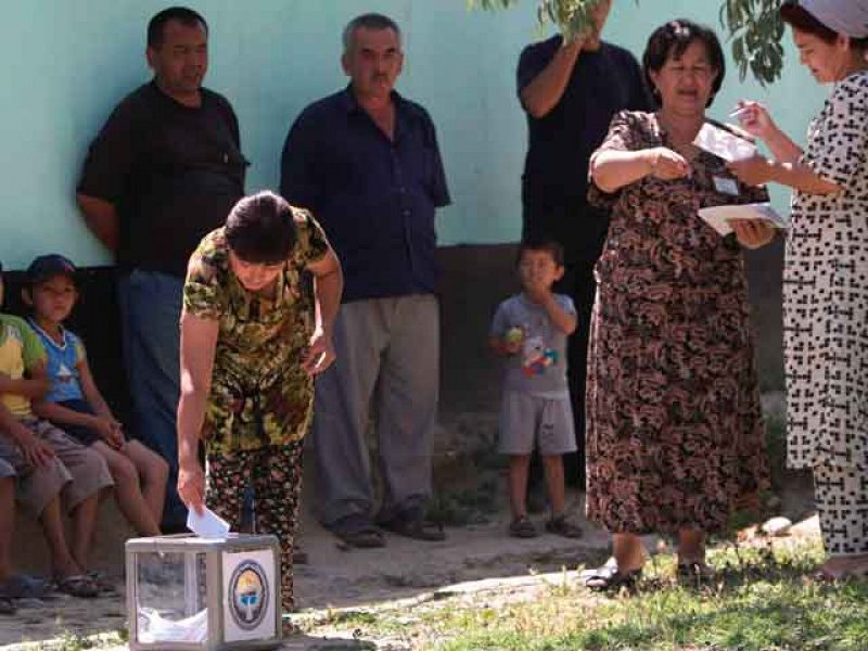 Kirguizistán celebrará su referéndum constitucional pese a la crisis que vive el país