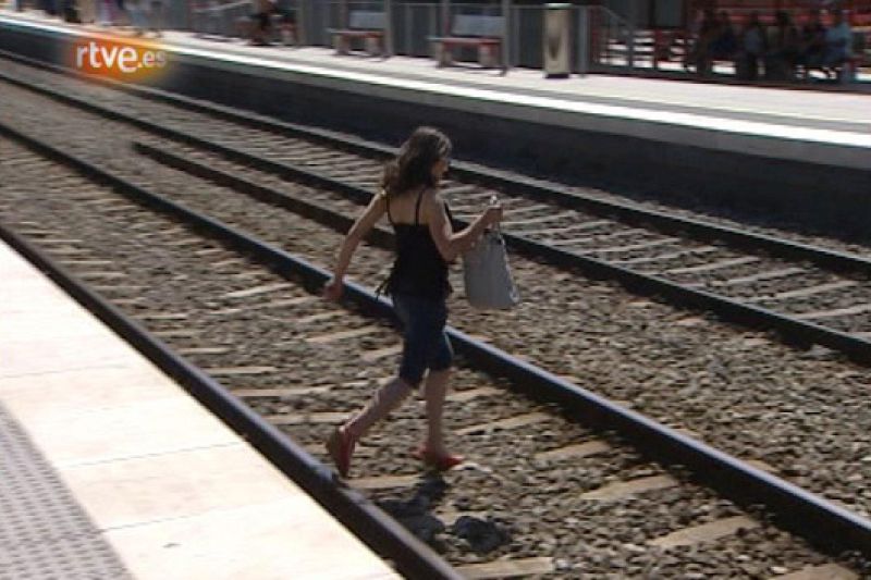 Multan a una pasajera por cruzar las vías en Castelldefels