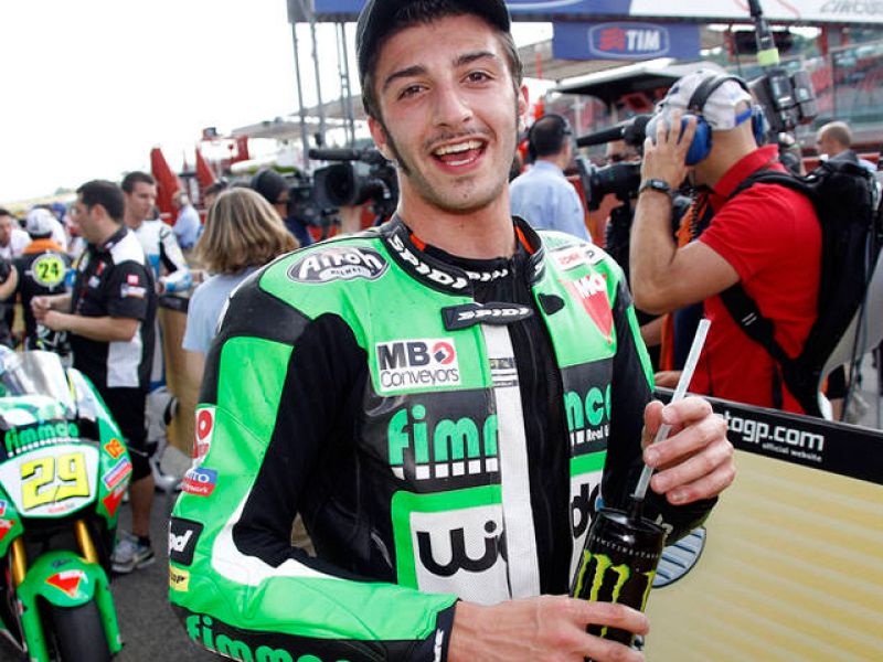 Iannone, 'pole', y Debón se rompe la clavícula