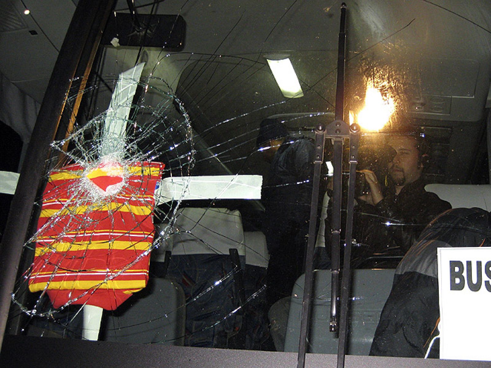 Un autobús de la prensa española en Sudáfrica sufrió un intento de robo en el camino de regreso a Potch tras el partido de España en Pretoria. Una pedrada contra el cristal asustó a todos sus pasajeros aunque finalmente no tuvo más consecuencias.