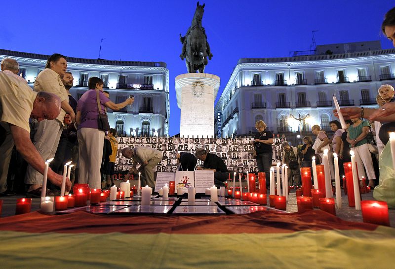 La Puerta del Sol se llena de velas para recordar a las víctimas del franquismo