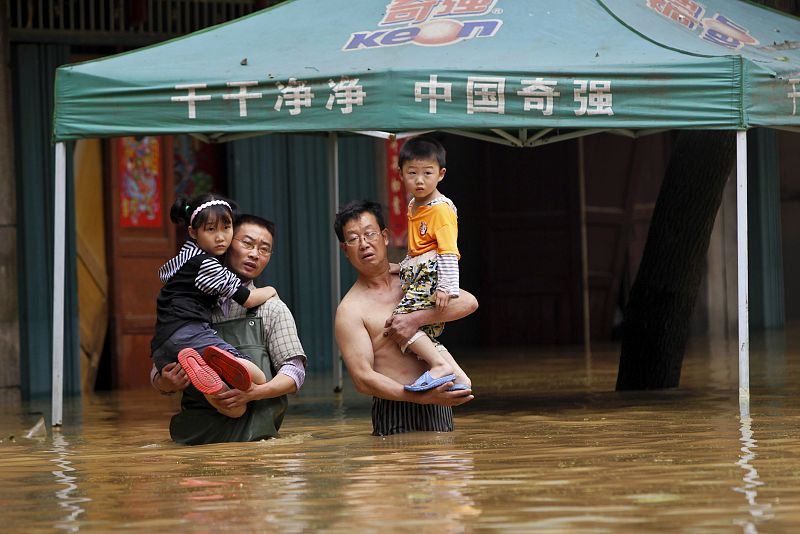 Más de un centenar de atrapados por un deslizamiento de tierra en China