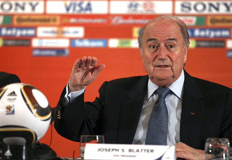 Blatter pide perdón a México e Inglaterra por los errores arbitrales