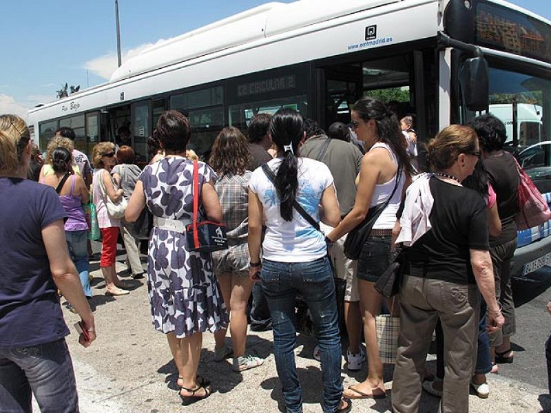 Autobuses a reventar, taxistas cabreados y gente desorientada por la huelga de Metro
