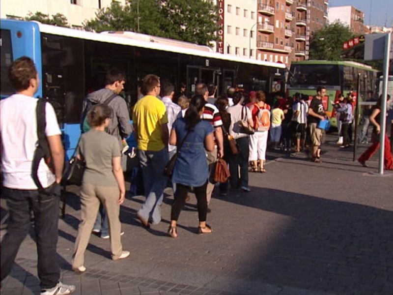 Los madrileños, "muy cabreados", en su segunda día de colas kilómetricas por la huelga de Metro