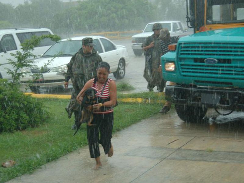 El huracán 'Alex' se debilita tras tocar tierra en México y vuelve a categoría de tormenta tropical