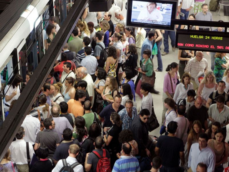 La tranquilidad vuelve al metro gracias a los servicios mínimos