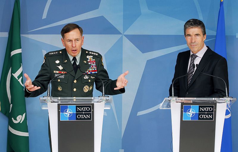 Petraeus reafirma ante la OTAN que quiere reducir las víctimas civiles en Afganistán "al mínimo"