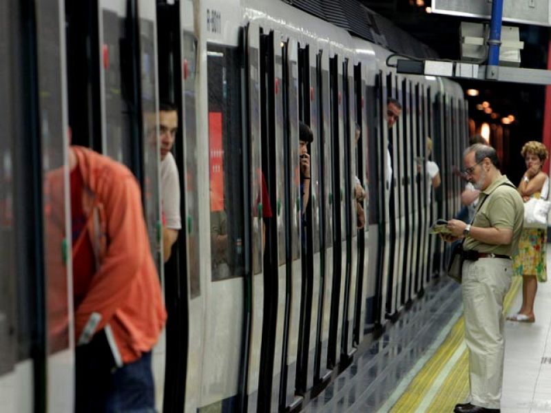 'Motín' en el metro: los usuarios se niegan a bajar del tren al confundir una avería con la huelga