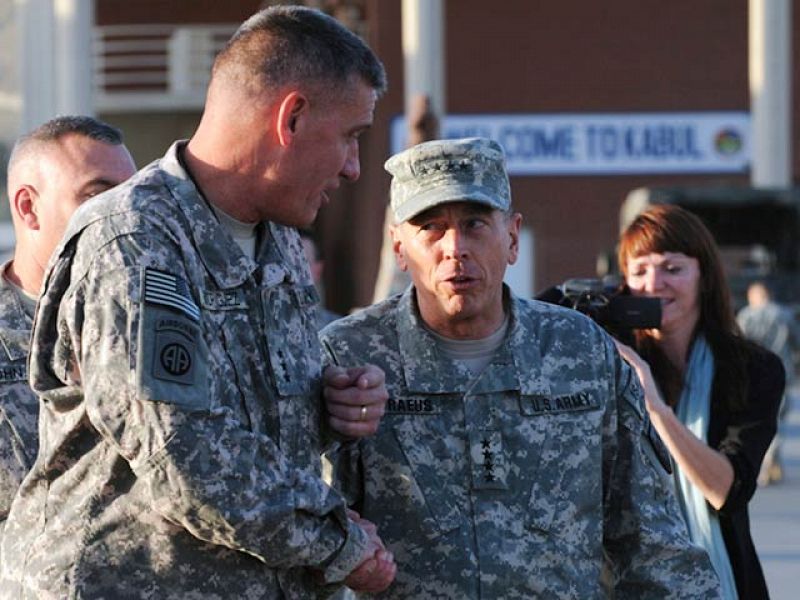 Petraeus llega a Kabul para encabezar la misión contra los talibanes en Afganistán