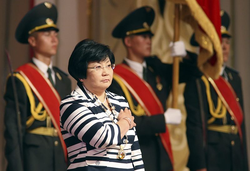 Otunbayéva toma posesión como presidenta de Kirguistán hasta diciembre de 2011