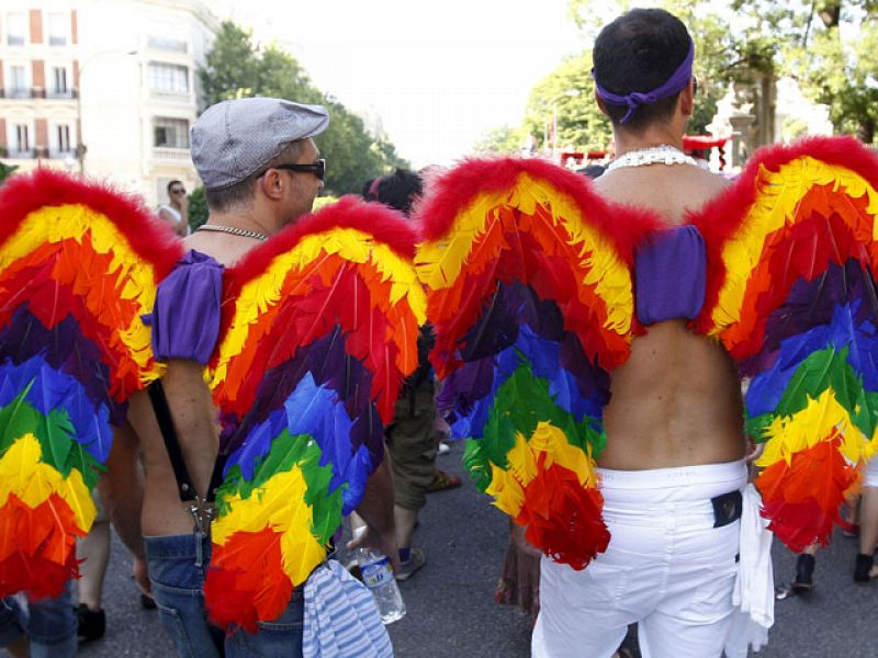 Colores, carrozas y fiesta dan el pistoletazo de salida al desfile del Orgullo Gay en Madrid