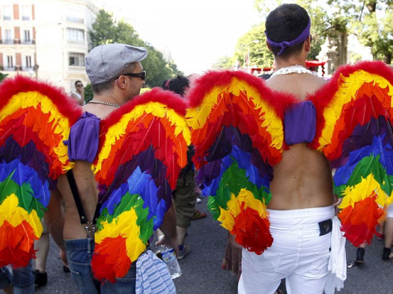 Boas de plumas y camisetas de 'la roja' participan en el día del Orgullo