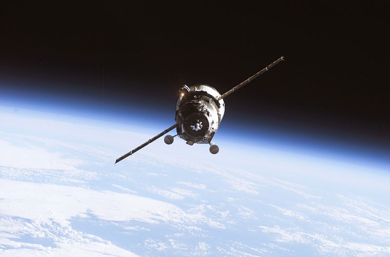 El carguero ruso Progress logra acoplarse a la Estación Espacial al segundo intento