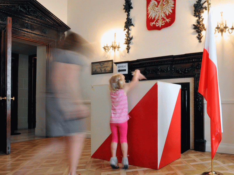 Alta participación en la segunda vuelta de los comicios en Polonia
