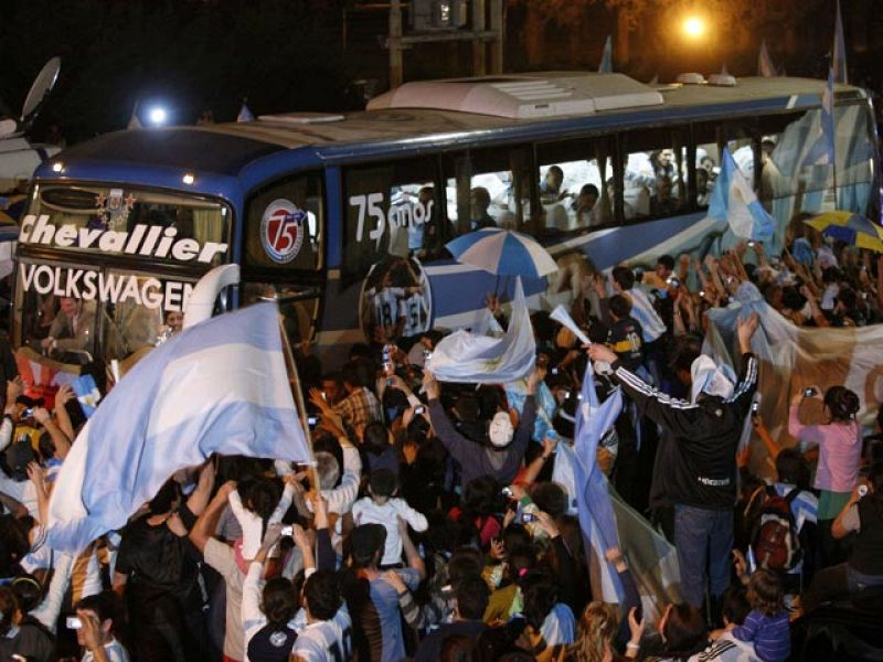 Miles de personas aclaman a la selección argentina y a Maradona en su regreso