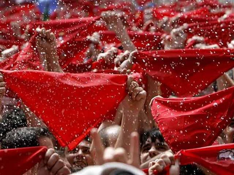 San Fermín arranca entre tumultos imposibles y muchas ganas de fiesta