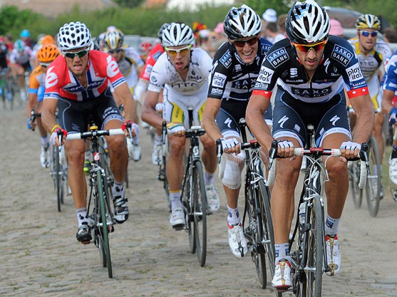 Andy Schleck pasa de ser indultado a ser ejecutor en el pavés