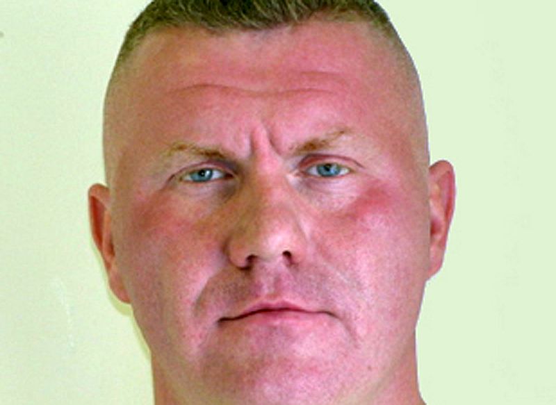 Persecución en directo a un fugitivo británico que promete "matar a policías" hasta morir