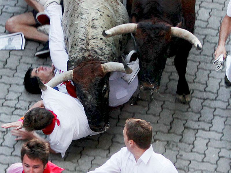 Los Peñajara protagonizan un multitudinario y rapidísimo primer encierro de San Fermín