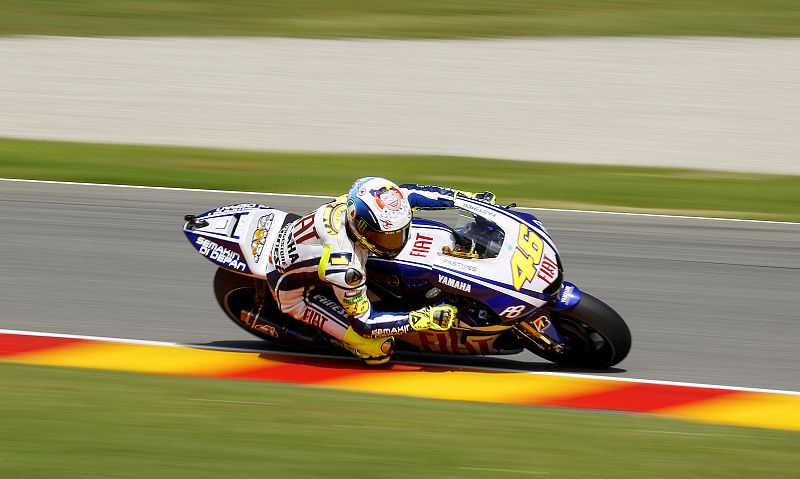 Valentino Rossi volverá hoy a subirse a la moto