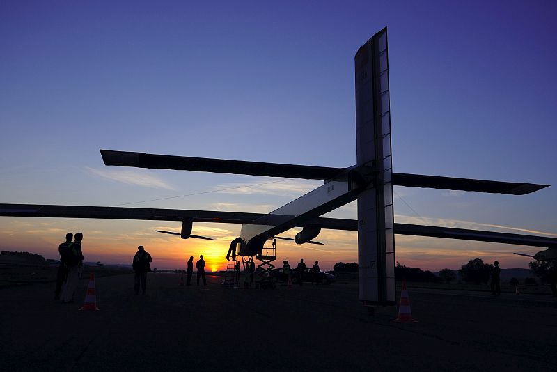 El reto del avión solar de volar de noche