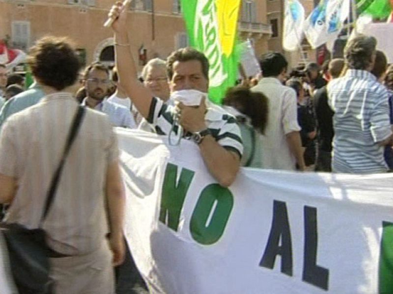 La prensa italiana lanza un aullido de silencio contra la 'mordaza' de Berlusconi