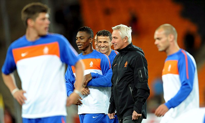 Van Marwijk: "España ha jugado mejor que nosotros, pero perdió un partido"
