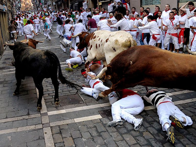 Un herido por asta de toro en el rapidísimo y accidentado séptimo encierro de San Fermín