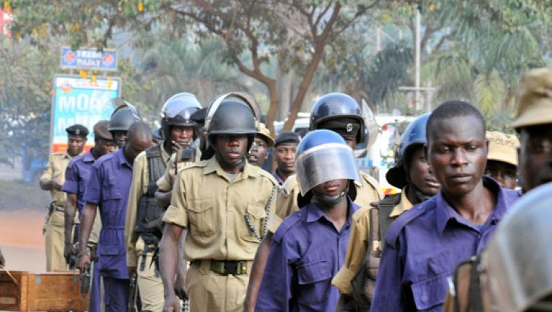 Uganda encuentra un cinturón-bomba y detiene a varias personas por el sangriento atentado